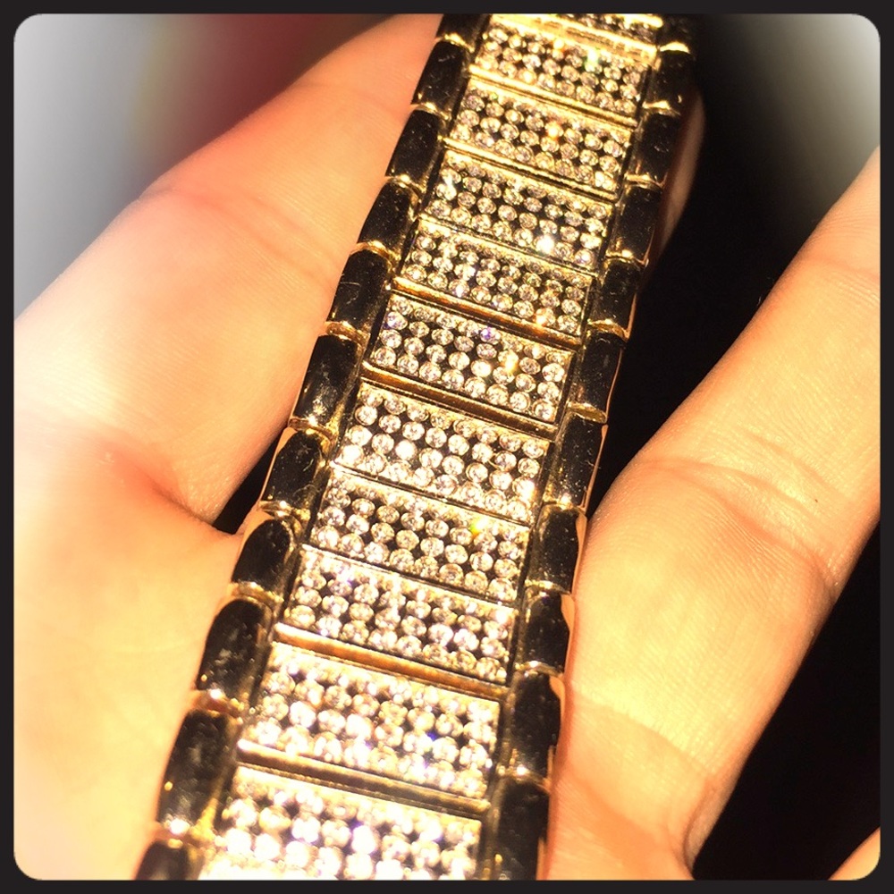Gold bracelet with diamonds
